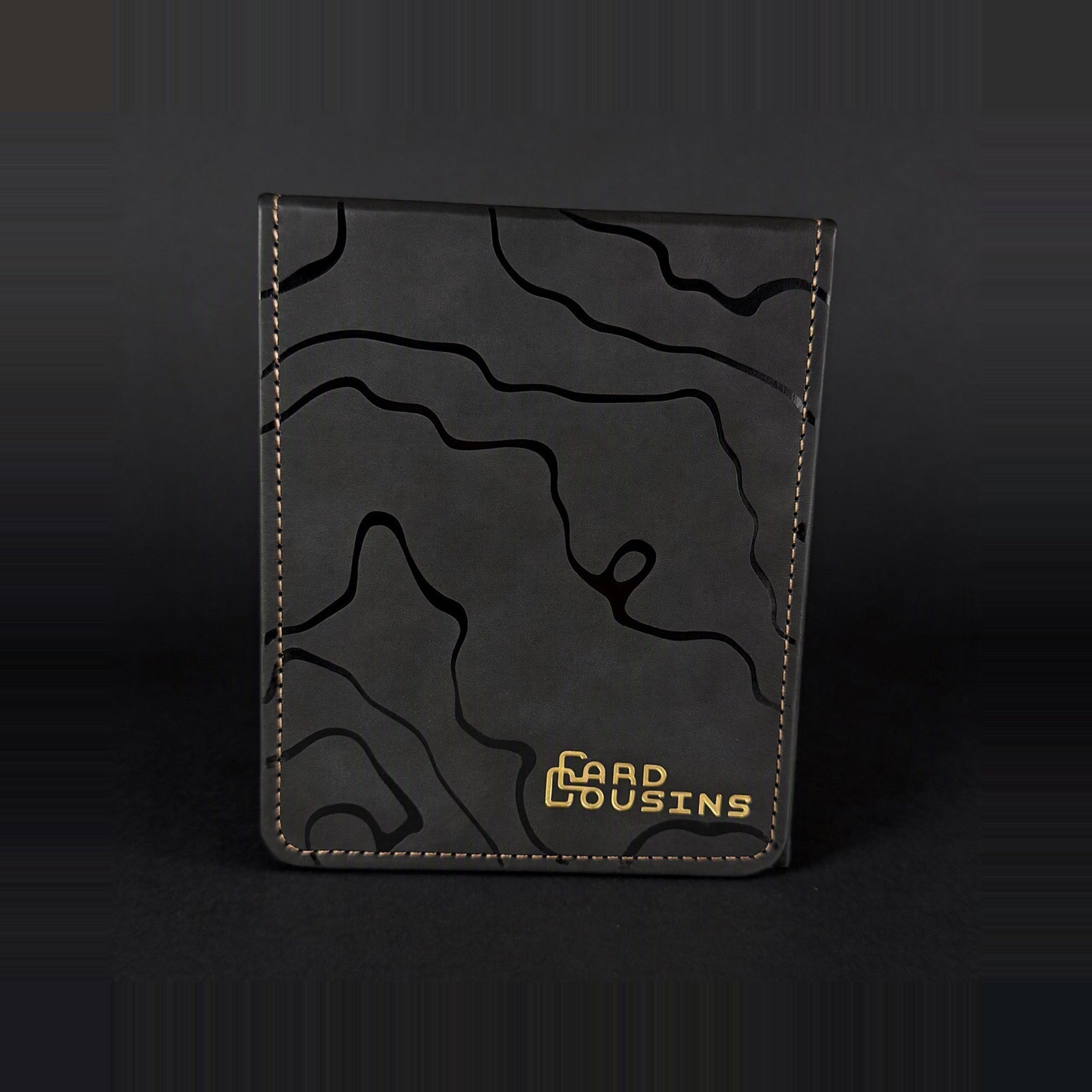 Kintsugi Deckbox Black Edition von vorn - schwarzes Kunstleder mit schwarzer Ton-in-Ton-Prägung