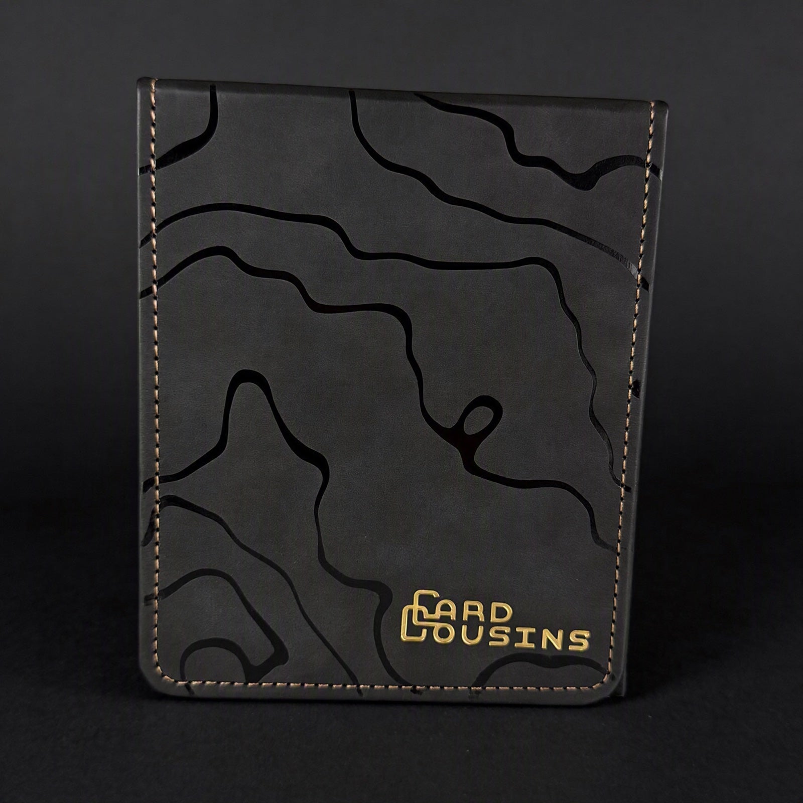Kintsugi Deckbox Black Edition von vorn - schwarzes Kunstleder mit schwarzer Ton-in-Ton-Prägung