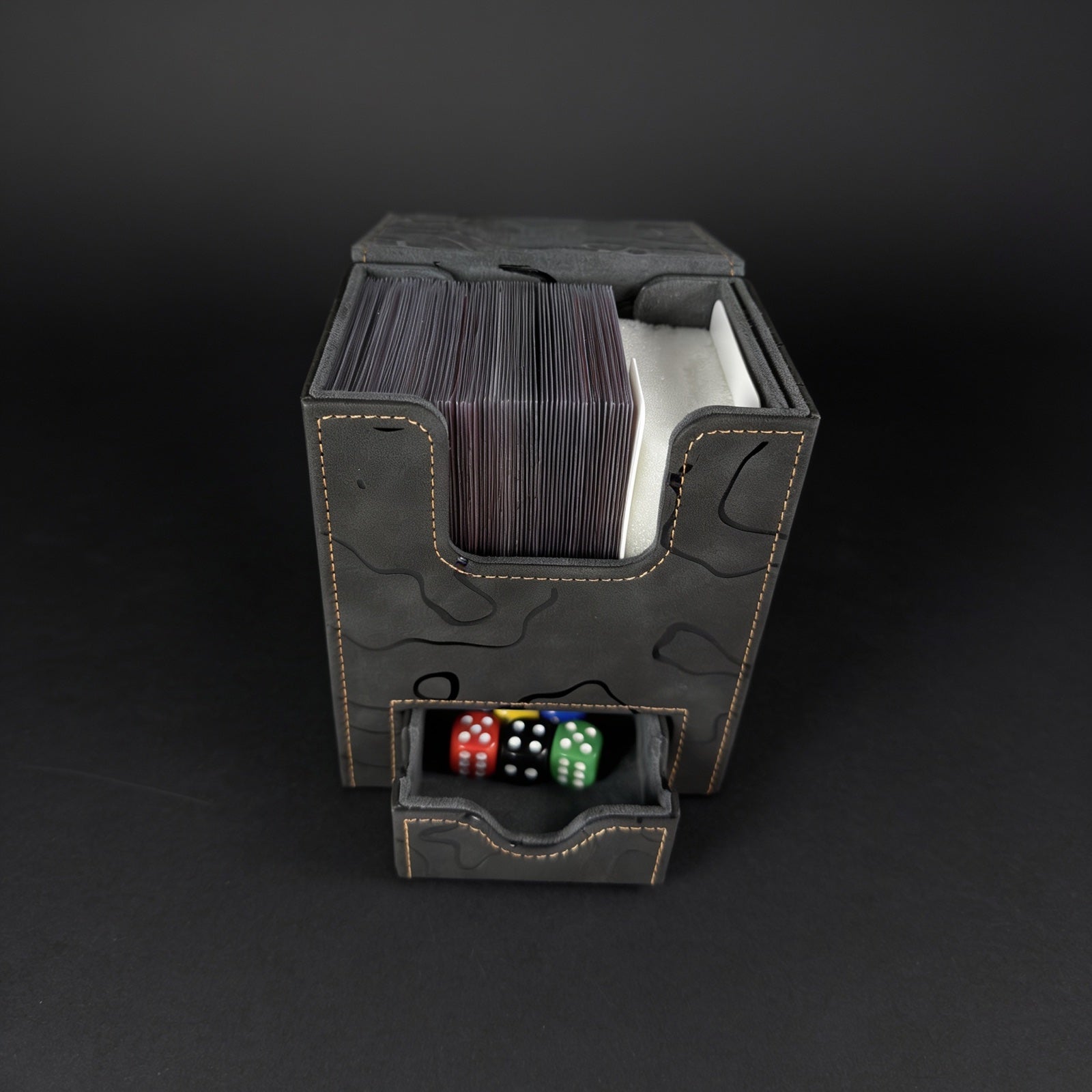Kintsugi Deckbox Black Edition geöffnet mit Karten und Dice Tray mit Würfeln