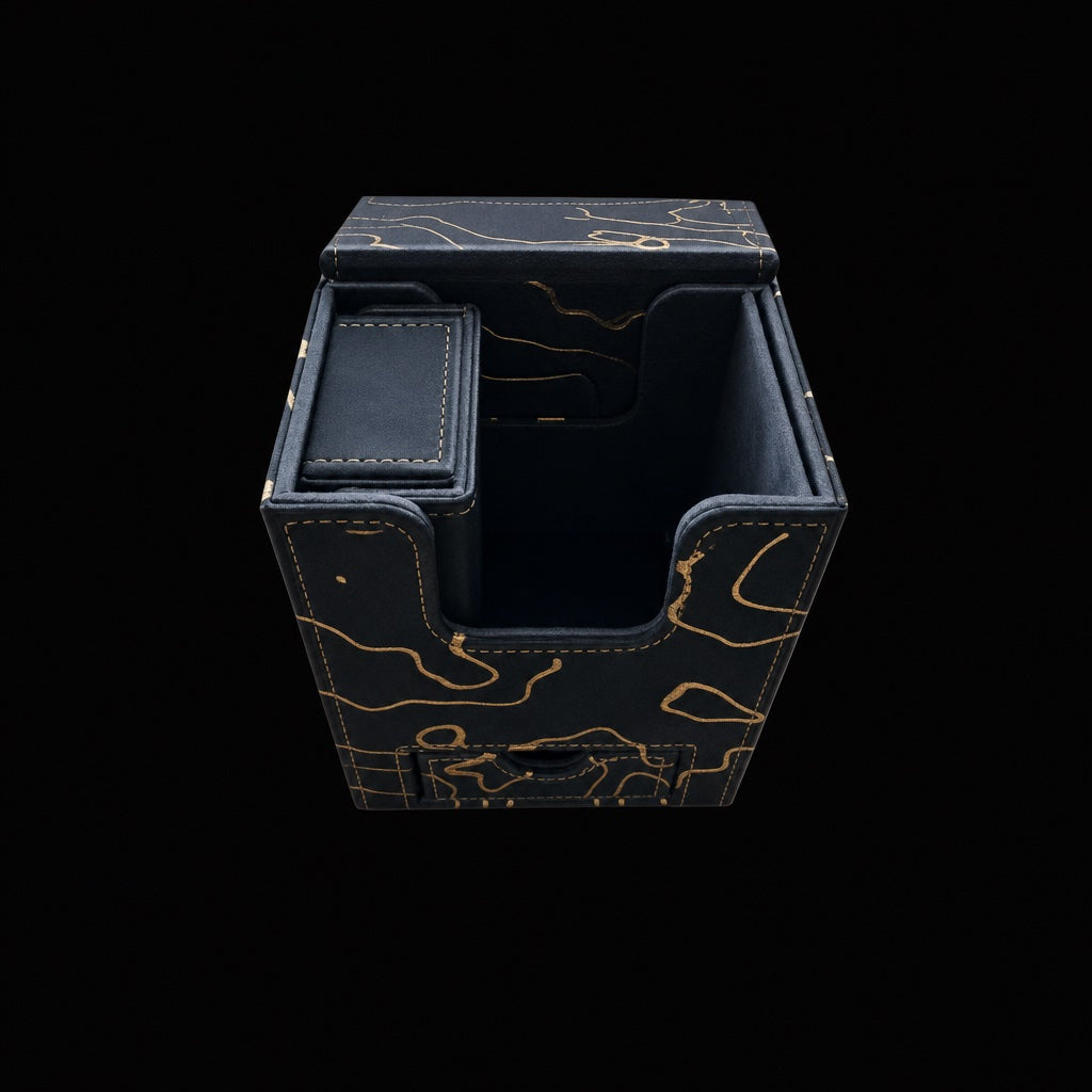 Kintsugi Deckbox geöffnet mit eingesetztem Würfelfach-Insert aus schwarzem Kunstleder mit goldener Kintsugi-Prägung