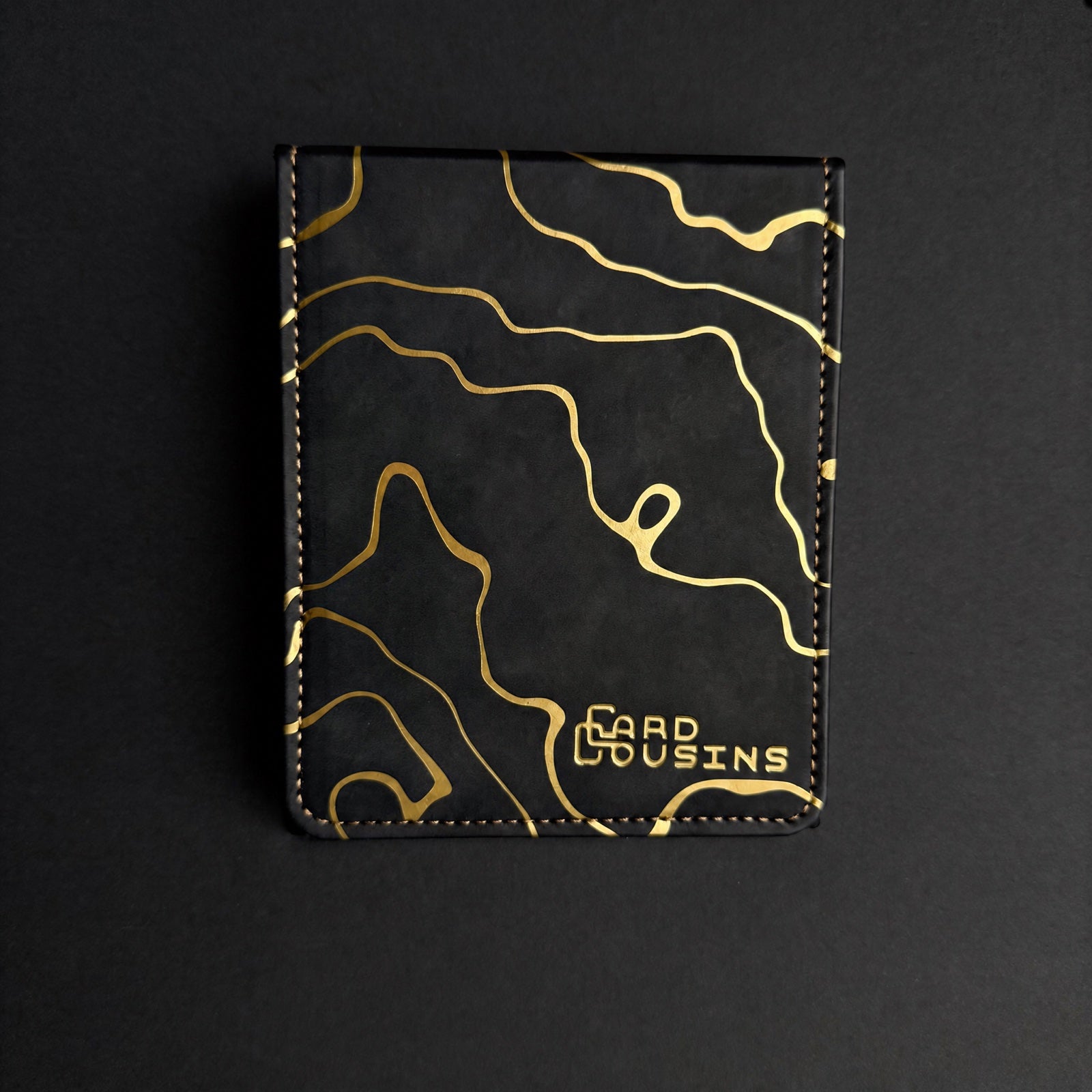Kintsugi Deckbox Gold Edition von vorn - schwarzes Kunstleder mit goldener Kintsugi-Prägung