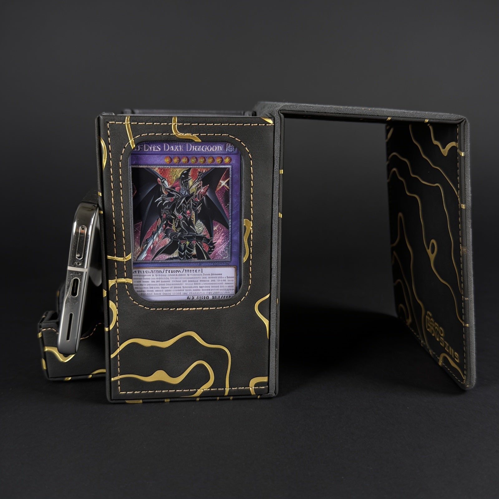 Kintsugi Deckbox Gold Edition seitlich geöffnet mit Showcase-Fenster und sichtbarer Karte