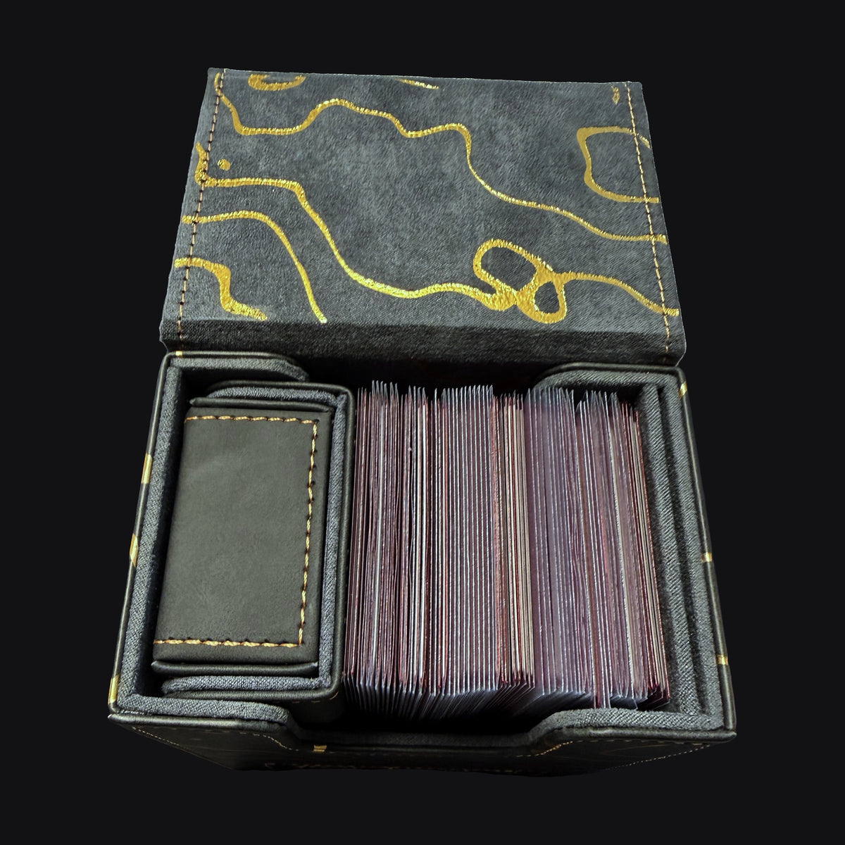 Kintsugi Dice Tray in der geöffneten Kintsugi Deckbox von oben