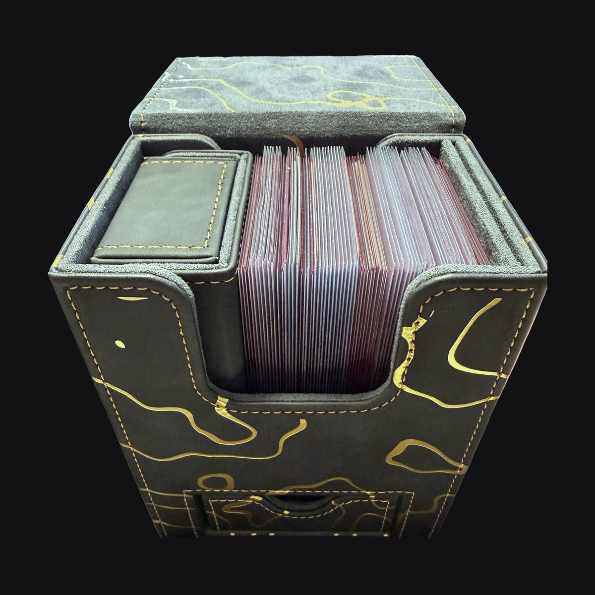 Kintsugi Dice Tray eingesetzt in der Kintsugi Deckbox neben dem Deck