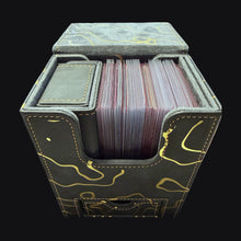 Kintsugi Dice Tray eingesetzt in der Kintsugi Deckbox neben dem Deck