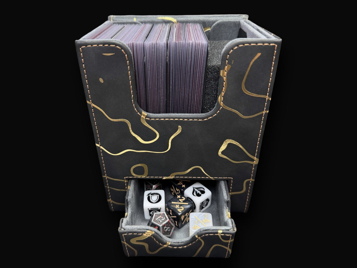 Kintsugi Deckbox Gold mit sortierten Karten, Schaumstoff-Spacer und ausgezogenem Dice Tray voller Würfel
