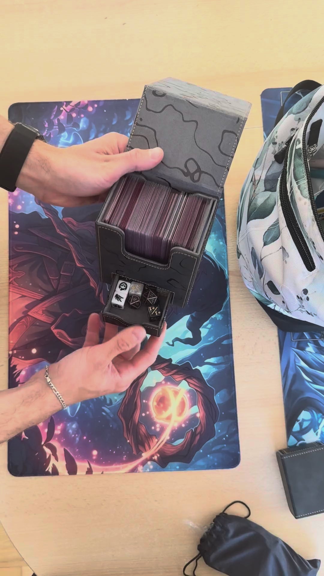 Kintsugi Deckbox kopfüber geschüttelt, FourSeal-Magnete halten, rein in den Rucksack