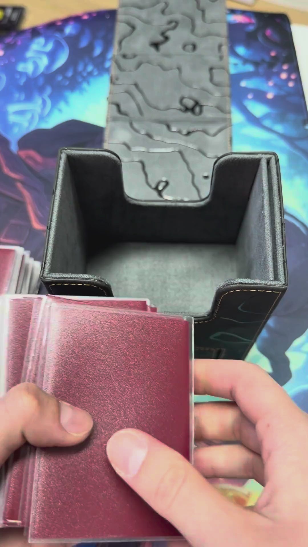 100 Karten werden abgezählt und in die Kintsugi Deckbox eingeräumt, ein Take ohne Schnitt