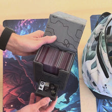 Kintsugi Deckbox: kopfüber geschüttelt, FourSeal-Magnete halten, rein in den Rucksack