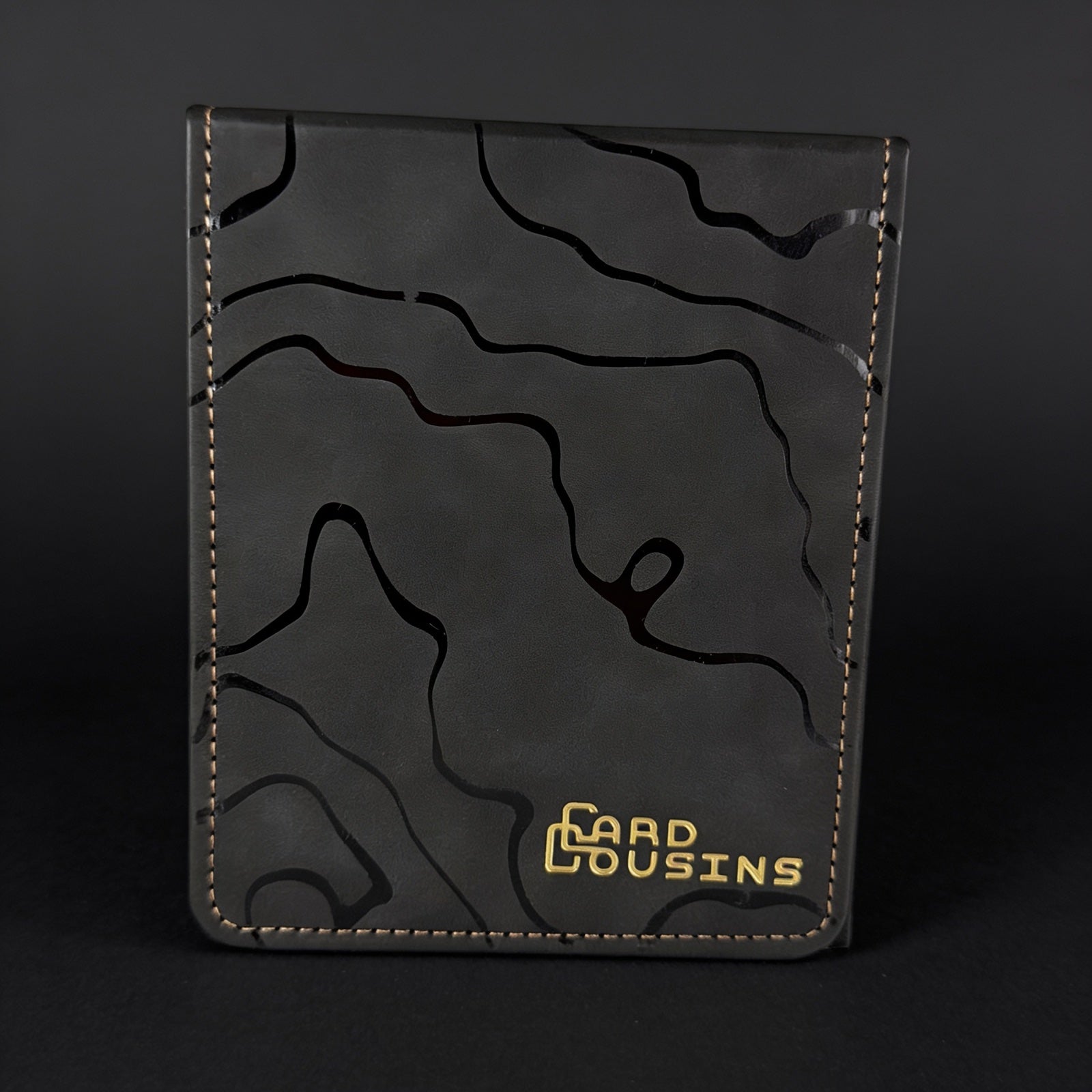 Kintsugi Deckbox Black Edition von vorn - schwarzes Kunstleder mit schwarzer Ton-in-Ton-Pr&auml;gung