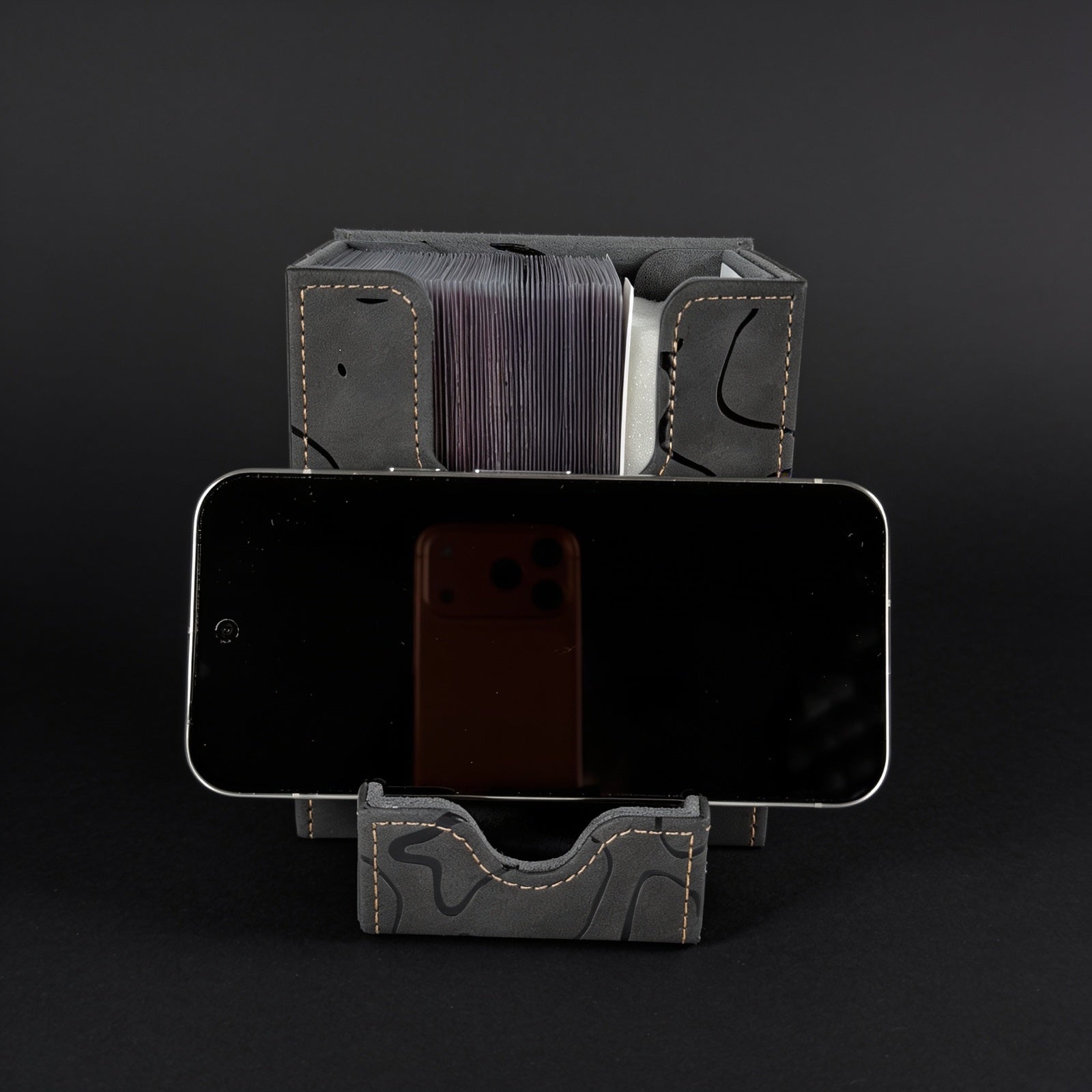 Kintsugi Deckbox Black Edition mit Handy-Halterung und Dice Tray im Einsatz