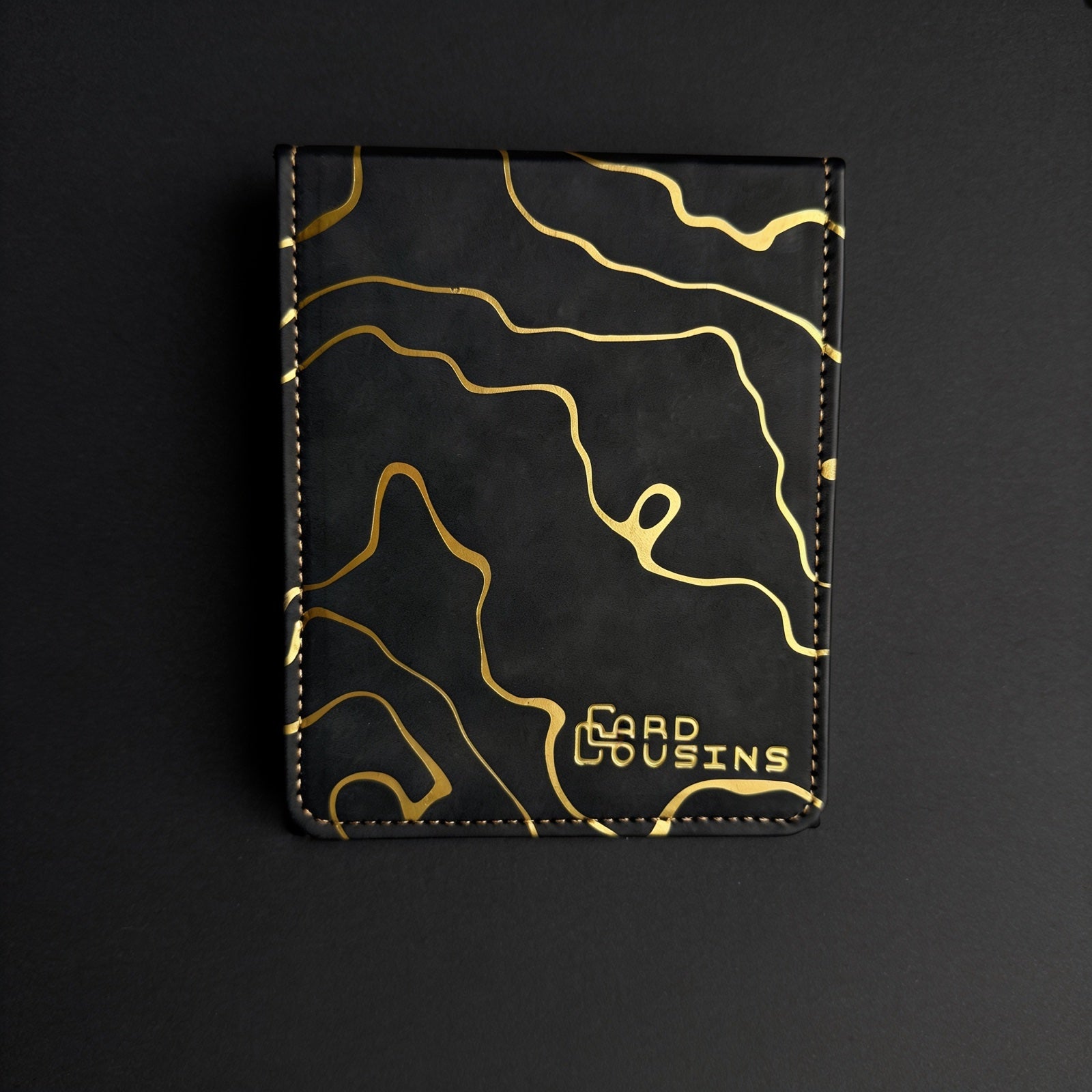 Kintsugi Deckbox Gold Edition von vorn - schwarzes Kunstleder mit goldener Kintsugi-Pr&auml;gung