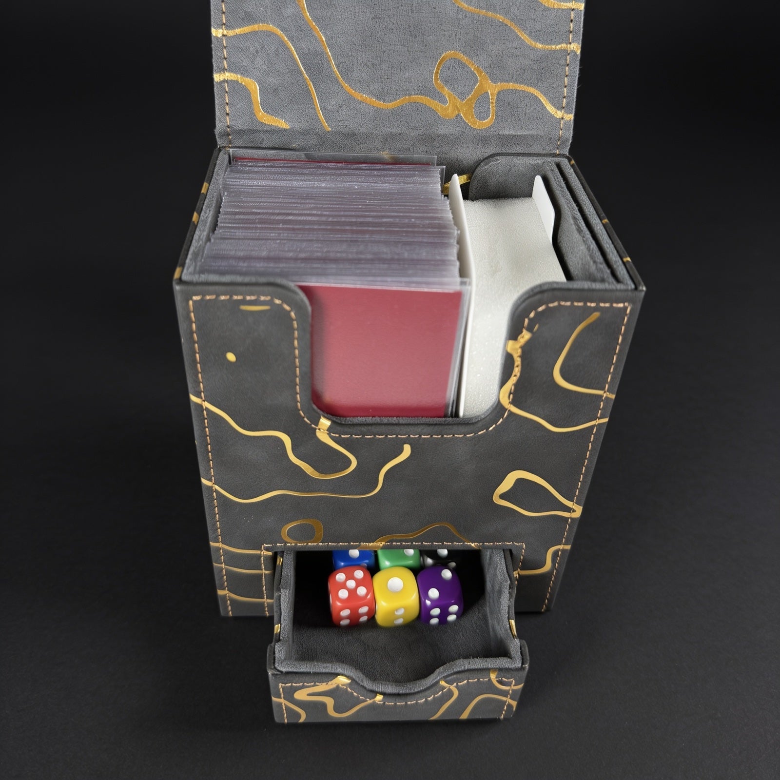 Kintsugi Deckbox Gold Edition ge&ouml;ffnet mit Karten und ausgezogenem Dice Tray